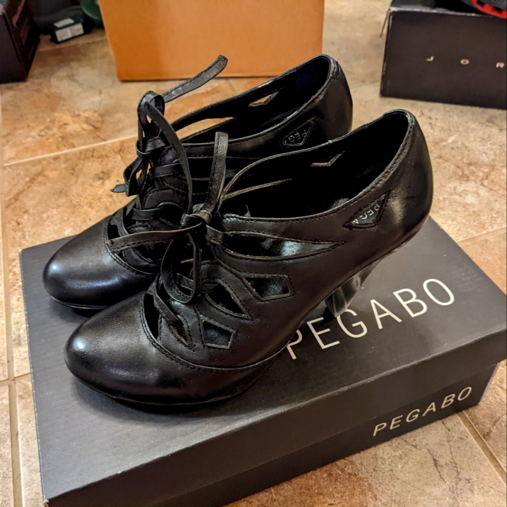 Stunning vintage Pegabo black leather heels women size 7